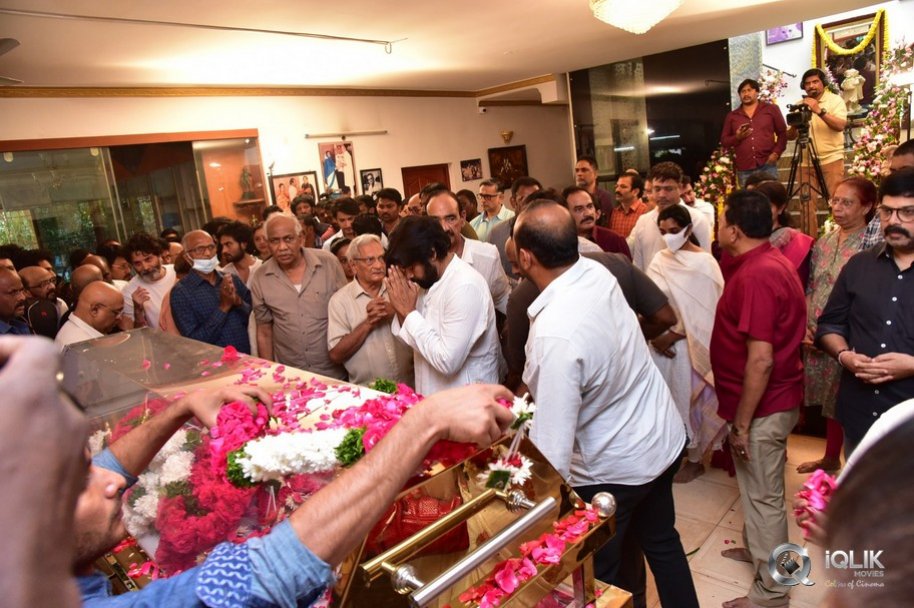 Celebrities-pay-homage-to-superstar-Krishna